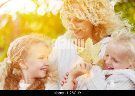 Familie Spaß im Herbst in der Natur mit Mutter und Kinder Stockfoto