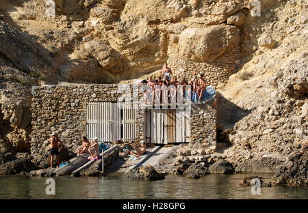 Junge Menschen hängen in Cala Benirras, Ibiza, Spanien Stockfoto