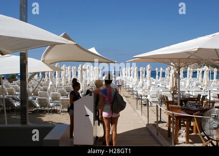 Die ersten Gäste des Tages im Blue Marlin beach Club, Cala Jondal, Ibiza Stockfoto