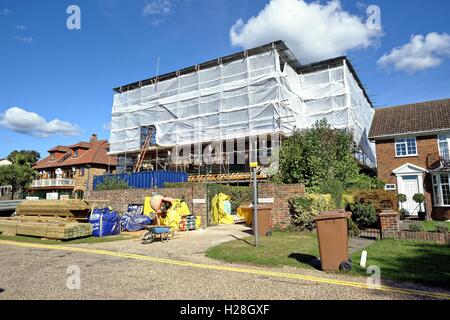 Großes Einfamilienhaus im Umbau an Laleham Surrey UK Stockfoto