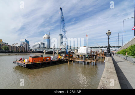 Bau in der Themse für den neuen Blackfriars Pier, zog für die Themse Tideway Tunnelbau. London, UK Stockfoto