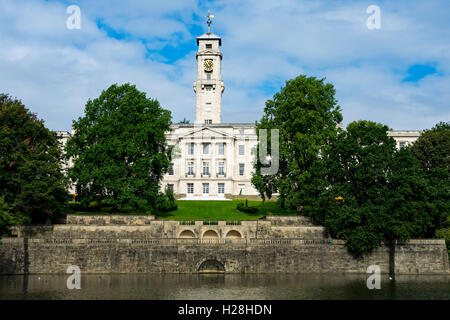 Das Trent Gebäude (Morley Horder 1928), über den See mit Booten, Universität Nottingham, Nottingham, England, UK Stockfoto