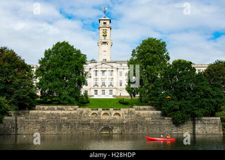 Das Trent Gebäude (Morley Horder 1928), über den See mit Booten, Universität Nottingham, Nottingham, England, UK Stockfoto