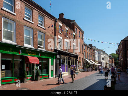 Straßenszene - Geschäfte und Shopper in Bird Street, Lichfield, Staffordshire, England, UK Stockfoto