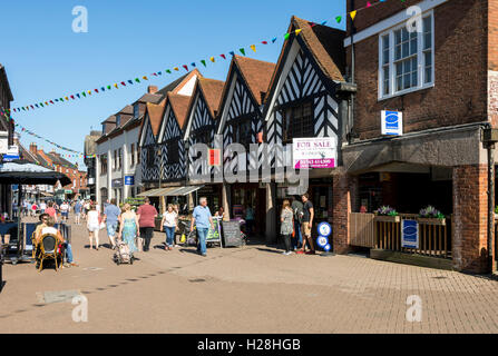 Straßenszene - Geschäfte und Shopper in Bohrung Street, Lichfield, Staffordshire, England, UK Stockfoto