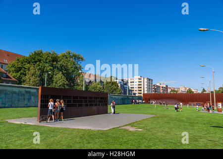 Die Berliner Mauer an der Gedenkstätte Berliner Mauer (Gedenkstätte Berliner Mauer), Bernauer Straße, Berlin, Deutschland Stockfoto