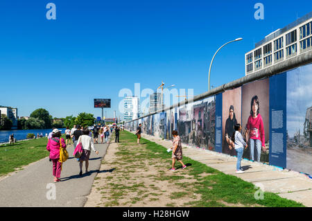 Abschnitt der Berliner Mauer an der East Side Gallery in Friedrichshain-Kreuzberg, Berlin, Deutschland Stockfoto