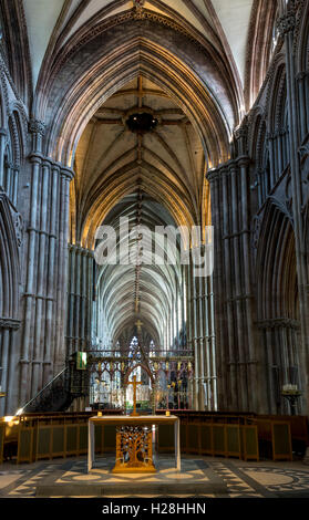 Mit Blick auf den Chor und die Marienkapelle aus der Kreuzung, Kathedrale von Lichfield, Lichfield, Staffordshire, England, Vereinigtes Königreich Stockfoto