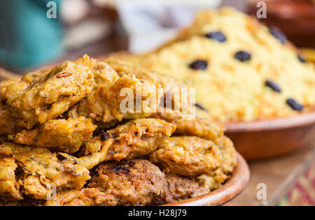 Gemüse gebraten rollt in Teig, auch genannt Mshat Zahra und Couscous. Marokkanische Rezepte Stockfoto