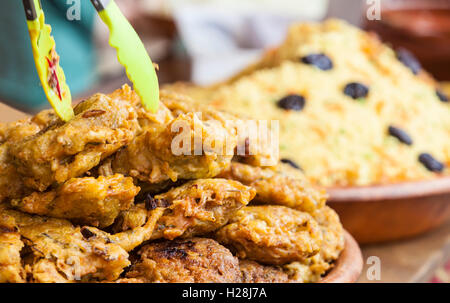 Gemüse gebraten rollt in Teig, auch genannt Mshat Zahra und Couscous. Marokkanische Rezepte Stockfoto