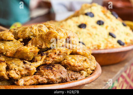 Gemüse gebraten rollt in Teig, auch genannt Mshat Zahra und Couscous. Marokkanische Rezepte Stockfoto