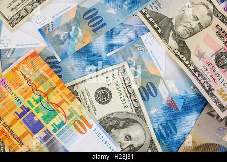 Hintergrund hat der Dollar und Schweizer Franken-Banknoten Stockfoto