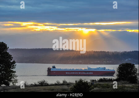 Ein Containerschiff und Sonnenuntergang Stockfoto