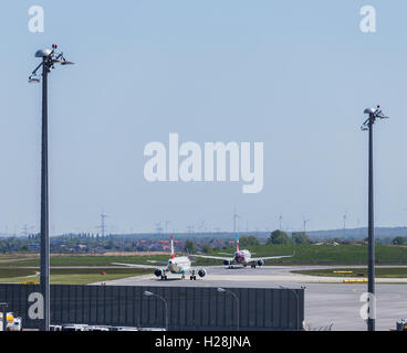 Flugzeuge, die aufgereiht bereit für ausziehen Stockfoto