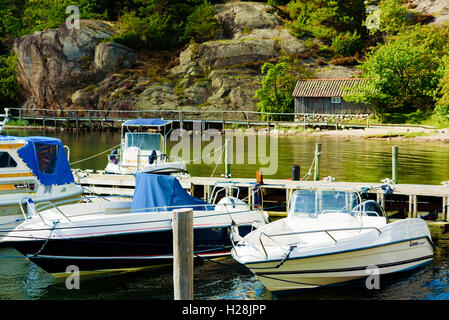 Askeron, Schweden - 9. September 2016: Ökologische Dokumentarfilm von kleinen Motorbooten vor Anker in einer natürlichen Umgebung mit alten, unpa Stockfoto