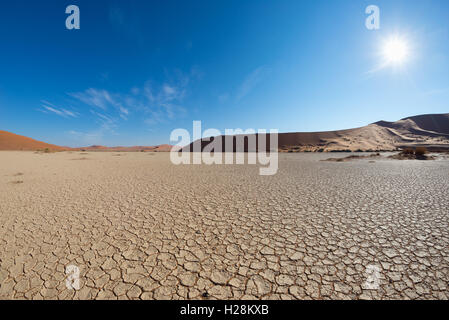 Malerische Sanddünen und gebrochene Ton Pfanne in Sossusvlei, Namib-Naukluft-Nationalpark, beste touristische und Reise-Attraktion in Namibi Stockfoto