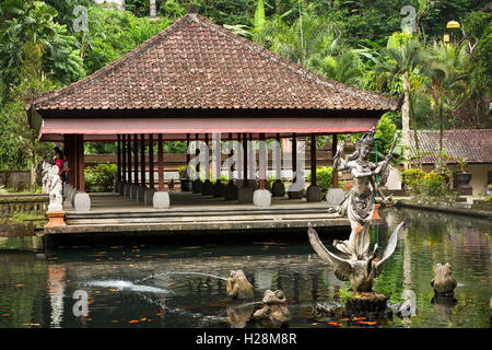 Indonesien, Bali, Sebatu, Pura Gunung Kawi Tempel, Hindu-Gottheit Saraswati auf Schwanenbrunnen von Wantilan schwimmenden Halle Stockfoto