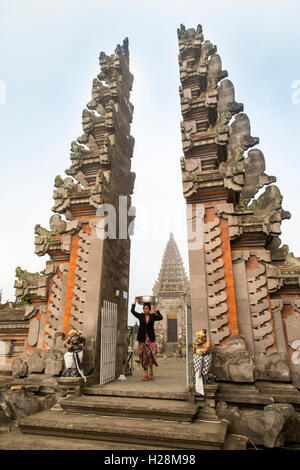 Indonesien, Bali, Batur, Pura Ulun Danu Batur, Tor zum Innenhof, Anbeter mit Kuningan Angebote Stockfoto