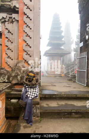 Indonesien, Bali, Batur, Pura Ulun Danu Batur, Abbildung in Saput Wörterbuches schwarz-weiß karierten Tuch gewickelt Stockfoto