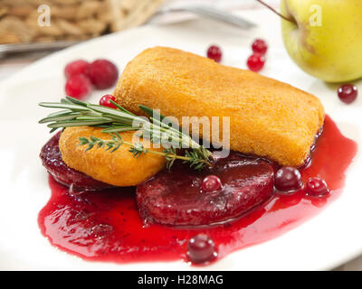 Panierter Käse mit Cranberry-Sauce und Rosmarin Blätter Stockfoto