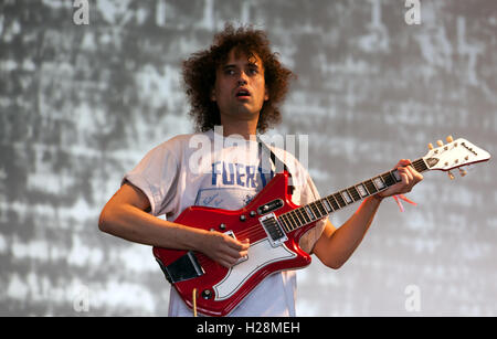 Diego Garcia, Gitarrist mit der spanischen Band The Papageien geben eine lebendige Vorstellung bei den OnBlackheath Musik Festival 2016 Stockfoto