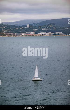 Segeln in der Nordsee, Laredo, Kantabrien, Spanien Stockfoto