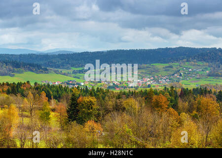Das Dorf im Bieszczady-Gebirge Stockfoto