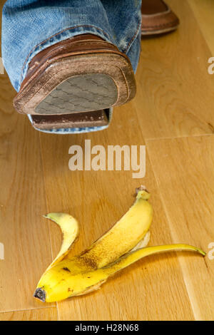 Nahaufnahme eines Fußes etwa, eine Bananenschale zu betreten Stockfoto