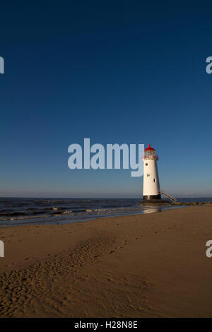 Punkt der Ayr Leuchtturm, Wales UK mit einer Flut bei Sonnenuntergang Stockfoto