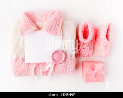 Socken und Stoffhose für Baby Neugeborene auf weißem Hintergrund. Kinder Bekleidung Konzept. Flach legen, Top Aussicht Stockfoto