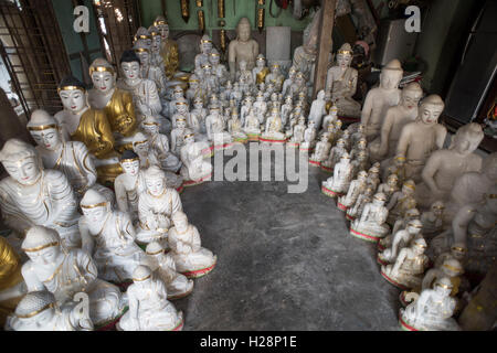 Geschnitzten Buddha-Statuen in einer Werkstatt in Amarapura, in der Nähe von Mandalay, Myanmar. Stockfoto