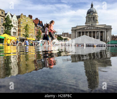 Mädchen spielen im Wasser, Marktstände verschiedene hinter Marktplatz, Nottingham Stadtzentrum Stockfoto