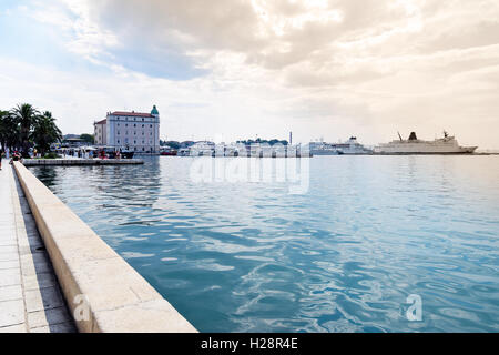 Blick auf Split Hafen von Riva, eine beliebte Flaniermeile in Split - die zweitgrößte Stadt von Kroatien, Stockfoto