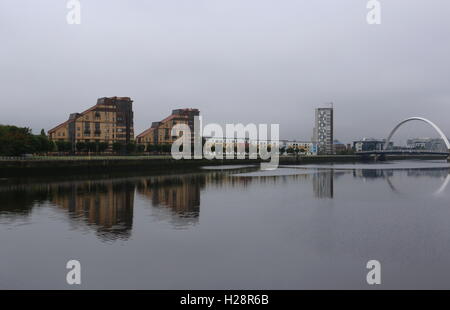 Clyde Arc und riverside Apartments spiegelt sich im Fluss Clyde-Glasgow Schottland September 2016 Stockfoto