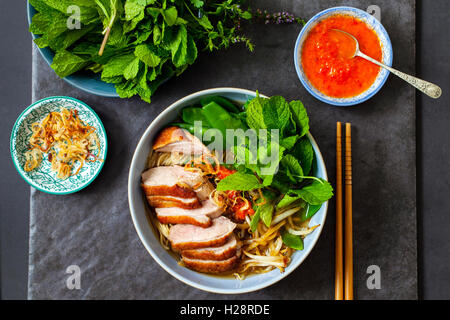 Vietnamesische Pho mit Ente mit Sojasprossen und Ei, Chili-Sauce, knusprige Haut und Kräuter Stockfoto