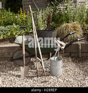 Eine Schubkarre und Garten Werkzeuge und einem kleinen Bett angehoben Stockfoto