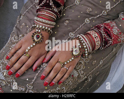 Asiatisch indische, pakistanische, bangladesische Hochzeitshände und Schmuck, wunderschönes Henna und Goldverzierungen Stockfoto