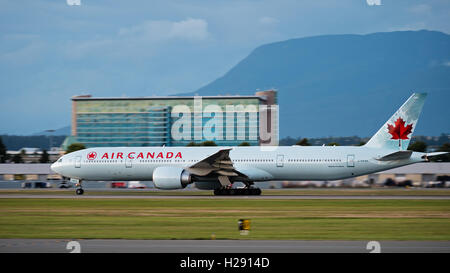 Air Canada Boeing 777 C-FKAU Vancouver International Airport Bewegungsunschärfe Szene Fairmont Vancouver Airport hotel Stockfoto