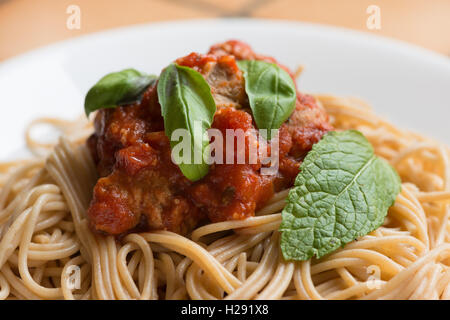 Gesunde Quelle von Protein Vegetarisch Fleisch Kugeln Quorn Stücke in einer Tomatensauce mit Basilikum und spaghetti Stockfoto