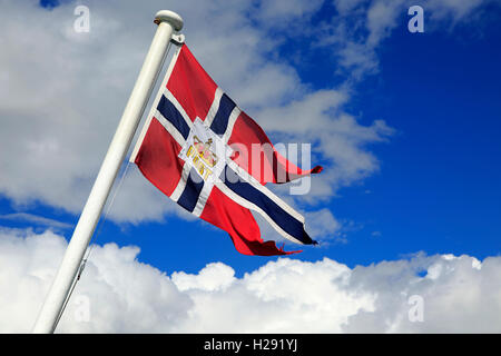 Nationale Flagge auf Post-Schiff Hurtigruten Fähre, Norwegen von unten nach oben Stockfoto