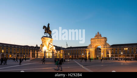 Arco da Vitoria, reiterdenkmal von König Joseph I. an der Praça do Comércio, Dämmerung, Lissabon, Portugal Stockfoto