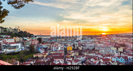 Blick über Lissabon, das Castelo de São Jorge, Sonnenuntergang, Graça Viewpoint, Lissabon, Portugal Stockfoto