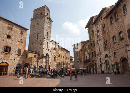 Piazza Della Cisterna, die historische Altstadt, das mittelalterliche Stadtzentrum, San Gimignano in der Provinz Siena, Toskana, Italien Stockfoto