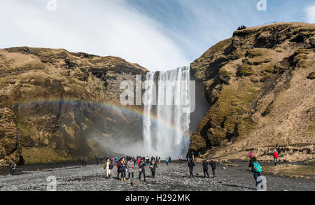 Skógafoss Wasserfalls, Touristen, Skogar, Region Süd, Island Stockfoto