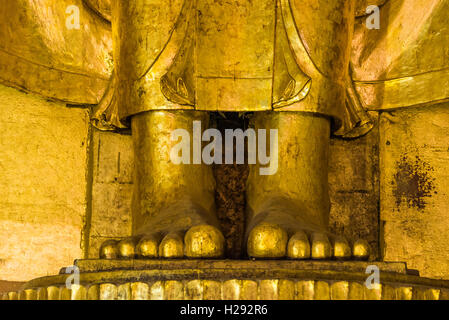 Füße, riesige goldene Buddha in Ananda Pahto Tempel, Bagan, Myanmar Stockfoto