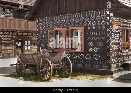 Traditionellen Volksarchitektur. Das alte Holzhaus Ornament gemalt. Das Dorf Cicmany in der Slowakischen Republik. Stockfoto