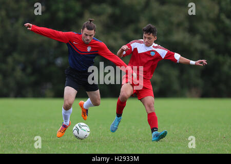 London United Sports (rot/weiß) Vs Shakespeare, Hackney & Leyton Sunday League Football in Hackney Sümpfe am 25. September 2016 Stockfoto