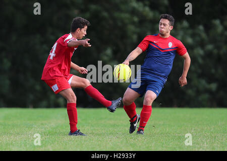 London United Sports (rot/weiß) Vs Shakespeare, Hackney & Leyton Sunday League Football in Hackney Sümpfe am 25. September 2016 Stockfoto