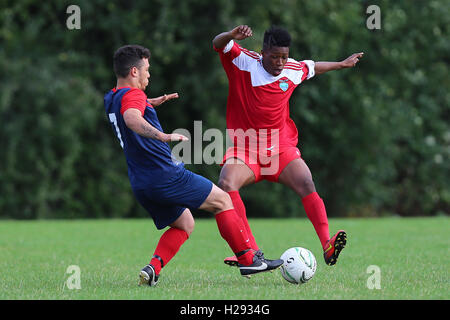 London United Sports (rot/weiß) Vs Shakespeare, Hackney & Leyton Sunday League Football in Hackney Sümpfe am 25. September 2016 Stockfoto