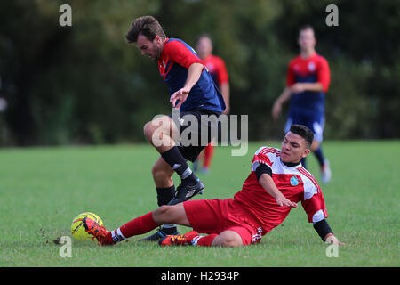 London United Sports (rot/weiß) Vs Shakespeare, Hackney & Leyton Sunday League Football in Hackney Sümpfe am 25. September 2016 Stockfoto
